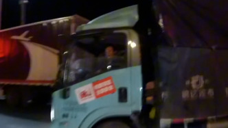 “赚钱重要身体更重要” ，高速收费站工作人员拦下身体不适驾驶员帮打车送医