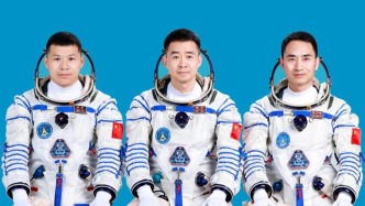 神二十航天员乘神二十一踏上回家之旅，神二十玻璃现细微裂纹