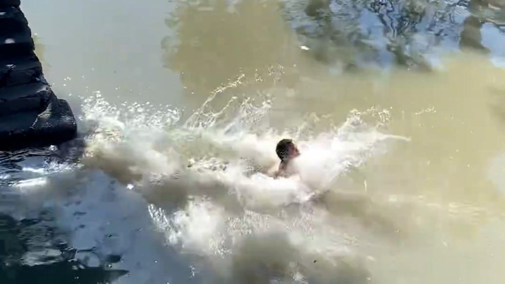 “反正我會游泳，順手的事”，收件路上發(fā)現有人落水，快遞員跳水救人