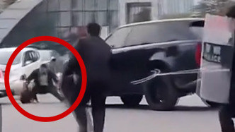 男子持长刀对抗民警路虎车一脚油门撞翻，郑州警方回应