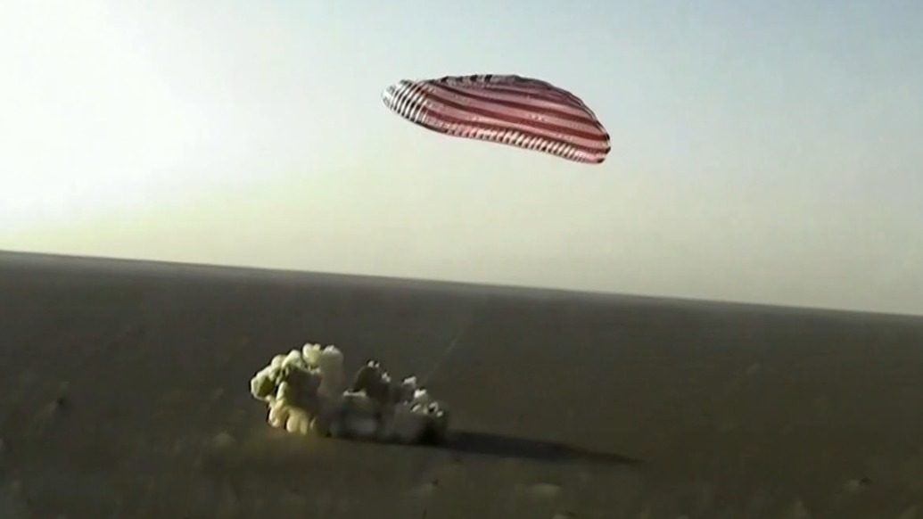 欢迎回家！载着神舟二十号航天员乘组的神舟二十一号载人飞船返回舱成功着陆
