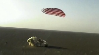 歡迎回家！載著神舟二十號航天員乘組的神舟二十一號載人飛船返回艙成功著陸