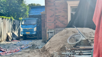 記者實探“業(yè)主私挖地下室”現(xiàn)場：回填正在進(jìn)行，城管督促加快整改