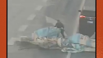 小車(chē)司機(jī)高速上自發(fā)拖拽攔路篷布，路過(guò)大貨車(chē)為其保駕護(hù)航