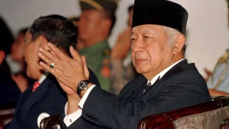 撕裂的历史记忆｜印尼追授前总统苏哈托“国家英雄”为何引发巨大争议