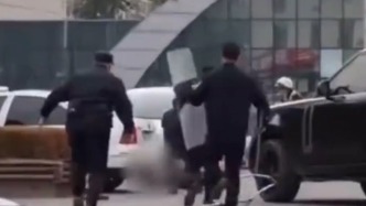 男子持刀與民警對峙被路虎車主開車撞倒，法學(xué)院副教授：車主行為屬正當(dāng)防衛(wèi)