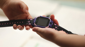 儿童电话手表成“社交硬通货”？家长两难：不买怕孤立，买了怕沉迷
