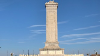 泰國國王哇集拉隆功向人民英雄紀念碑敬獻花圈