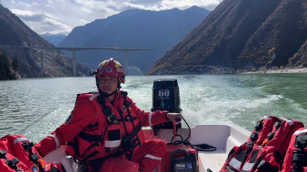 当地干部讲述双江口垮桥细节:货车司机前一日发现路面开裂,交警快速管制