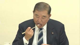 日本爆發(fā)熊災(zāi),石破茂品嘗熊肉叉燒:與紅酒絕配