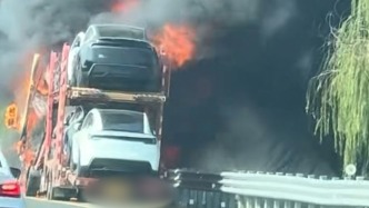 申嘉湖高速拖載特斯拉的板車燃燒多輛新車損毀，起火原因正在調查中
