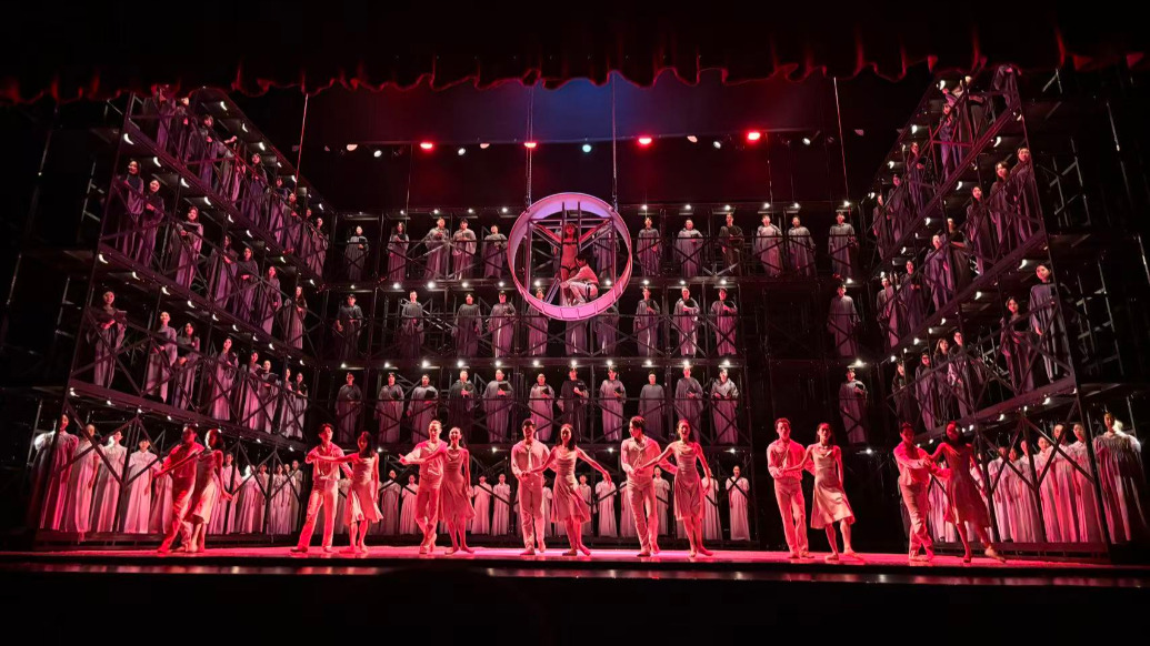 港芭《布蘭詩歌》散場，天空“飛雪”，煙花燃起