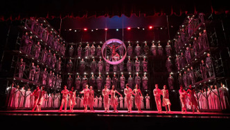 港芭《布蘭詩歌》散場(chǎng)，天空“飛雪”，煙花燃起