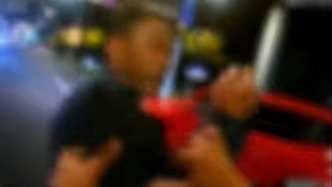 醉酒兄弟倆阻礙交警執(zhí)法被拘，一人還咬傷民警手指涉嫌襲警罪