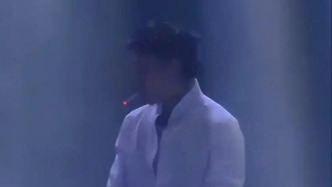 說(shuō)唱歌手蔣文涵在舞臺(tái)表演期間抽煙，已被衛(wèi)健部門(mén)處罰