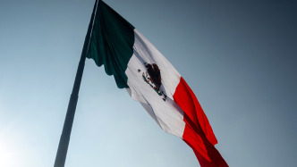 墨西哥首都數(shù)千人抗議毒品暴力，辛鮑姆稱示威由反對(duì)派資助