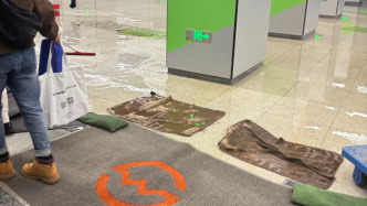 婁山關(guān)路站換乘通道怎么了？上海地鐵：污水管污水外溢，清理已基本完成