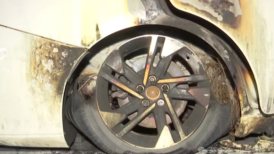 電動(dòng)轎車(chē)三包期內(nèi)冒煙自燃，車(chē)主獲賠11萬(wàn)元