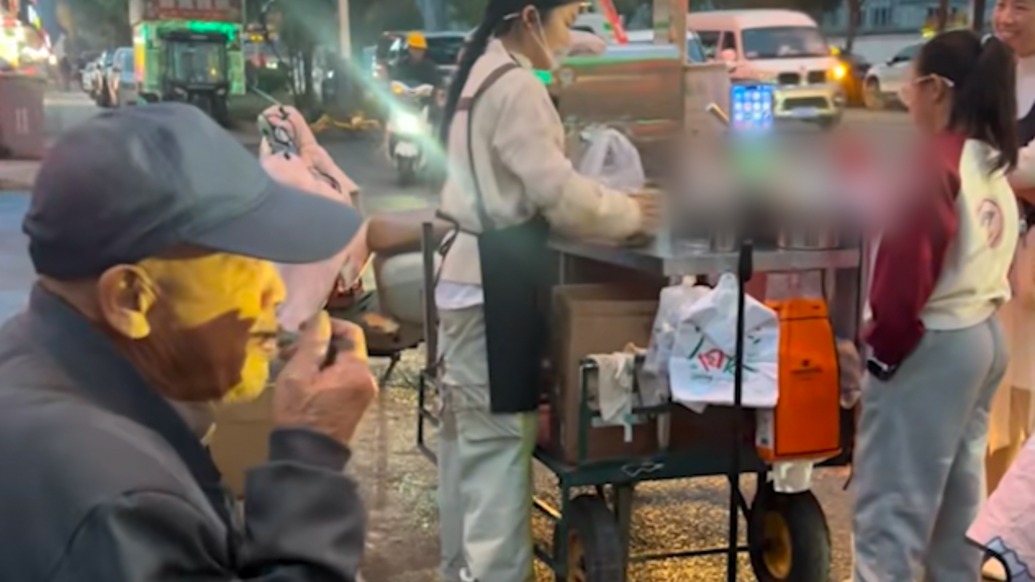 “現(xiàn)在我必須要守護(hù)他”，為陪伴養(yǎng)父治療癌癥，26歲女孩裸辭回家擺攤