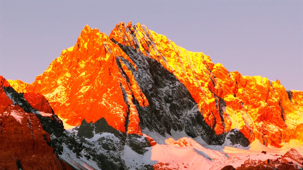 云南丽江迎来“日照金山”最佳观赏季