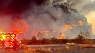 美國(guó)得州一退役發(fā)電廠發(fā)生大火，濃煙彌漫多地
