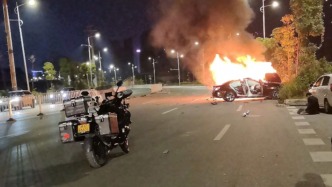 好險(xiǎn)！昏迷司機(jī)剛被救出一兩分鐘，大火就將整車吞沒(méi)