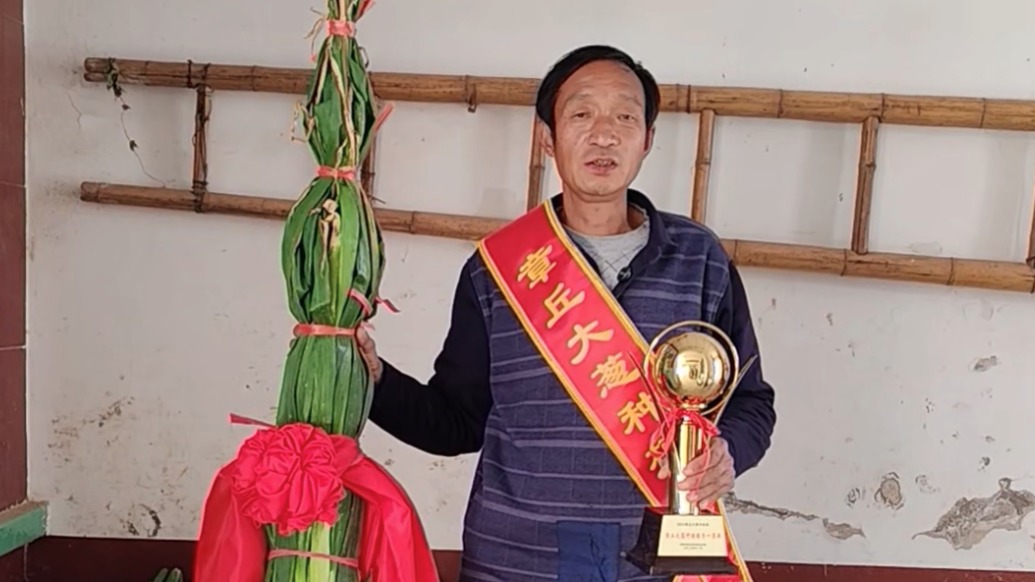 章丘大葱种植户种出2.27米大葱获“葱王”称号