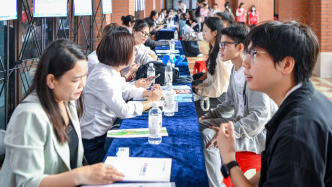 谌贻琴在人民日报撰文：加大保障和改善民生力度