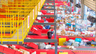 前十個(gè)月我國快遞業(yè)務(wù)量達(dá)1626.8億件，同比增長(zhǎng)超16%