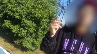 驾照被扣期间车辆抛锚遇交警，司机谎称：我是朋友，驾驶员打车走了