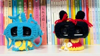 太可愛了，老人給攝像頭織“毛衣”，立馬變成“哪吒敖丙”限量版