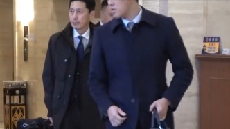 日本外务省高官离开在京下榻酒店，神情严肃全程不发一言