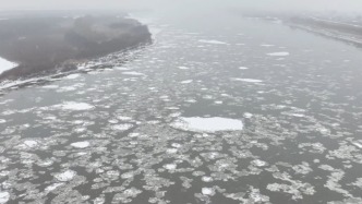松花江绥滨段流冰期遇飞雪，共绘一江冬韵