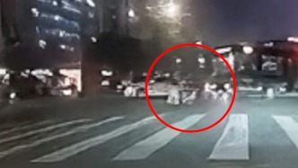 “能幫助別人很高興！”熱心夫妻扶起從輪椅上跌落的老人后這樣說(shuō)