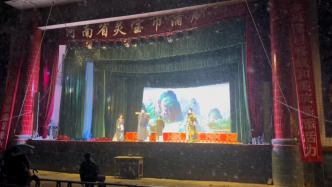 “戲開腔不能停！”突降大雪僅剩寥寥幾名觀眾，劇團堅持演完全場