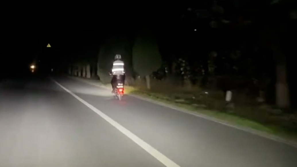 “兄弟，免費(fèi)帶你一程”，的哥深夜免費(fèi)載代駕小哥回城