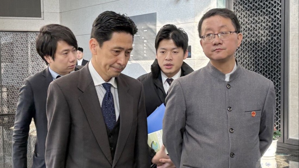 日方官员离开外交部画面曝光：刘劲松司长边说边送，日方边听边点头