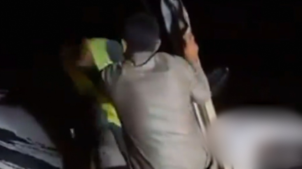 兩名中國工程師在沙特被困洪水中，當?shù)厍嗄暧赂揖仍K平安