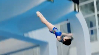 7岁女孩跳水超“丝滑”，家长：希望培养她不畏困难的精神