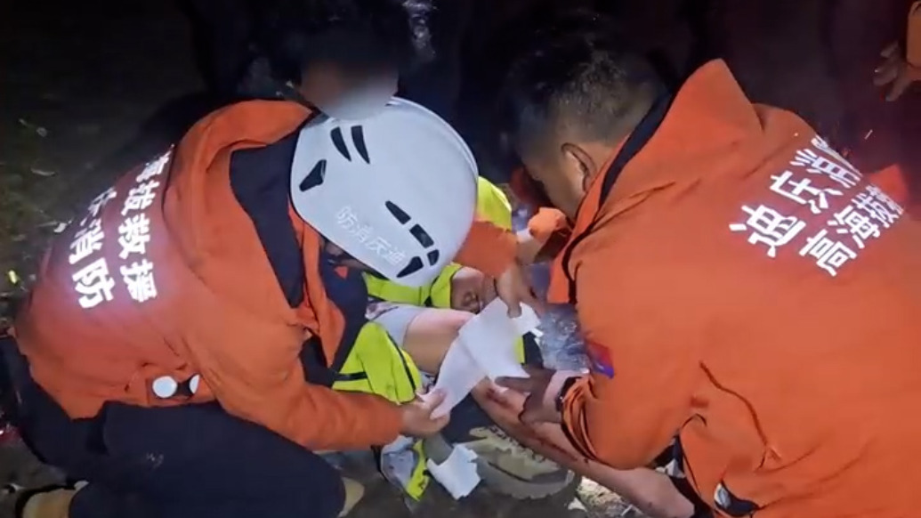 15岁男孩在云南雨崩与团队分离，消防员星夜救援成功转移