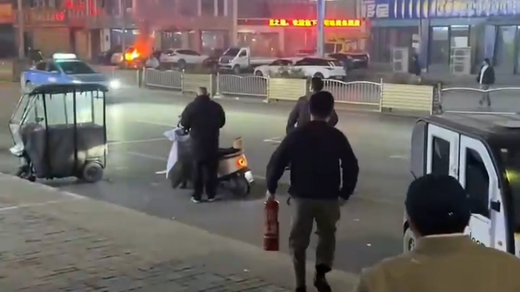 “想想也后怕，回家被媳婦說(shuō)了”——“救火英雄”的凡人金句，背后是深夜街頭暖心一幕