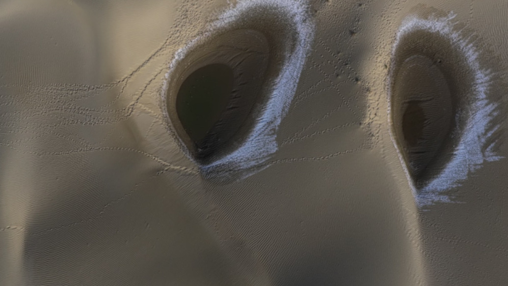 攝影師無人機(jī)航拍到塔克拉瑪干“沙漠之眼”