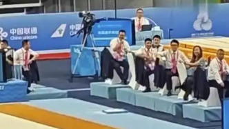 張博恒失誤有裁判鼓掌大笑？媒體：官方稱終止其比賽執(zhí)裁資格