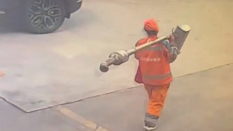 环卫阿姨扛走汽修店排气管，店员：年纪大不容易，不希望影响到她