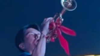 這誰不會(huì)唱！音樂節(jié)上男子吹響小號(hào)，全場合唱《我和我的祖國》