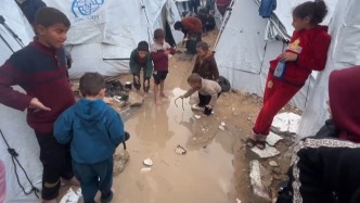 暴雨來(lái)襲帳篷被淹！加沙兒童：我們正在寒冷中煎熬