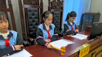 小學(xué)生模擬法庭：了解校園防欺凌，增強(qiáng)自我保護(hù)意識(shí)