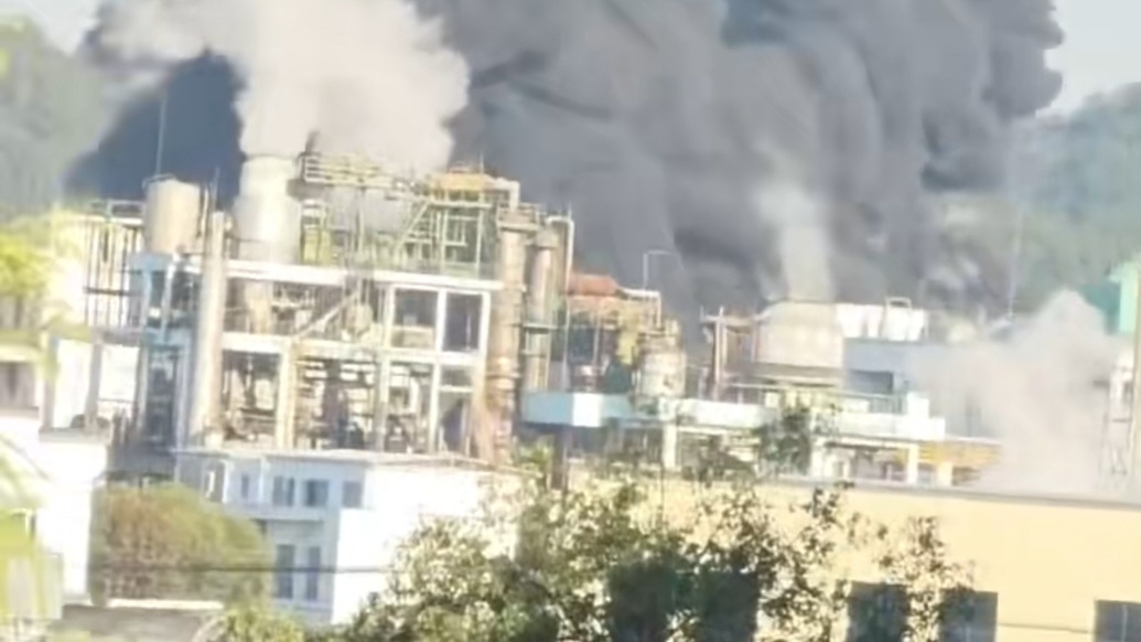 安徽黃山市一科技公司車間起火，當(dāng)?shù)赝▓蠡饎菀芽刂?/></span></div><div><h2 class=