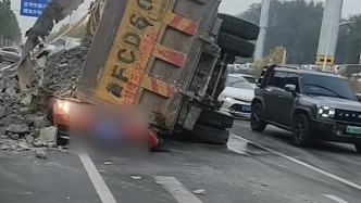 煙臺一渣土車側(cè)翻壓死女老師，遇難者家屬講述：很多學(xué)生來悼念，肇事車經(jīng)改裝嚴(yán)重超載