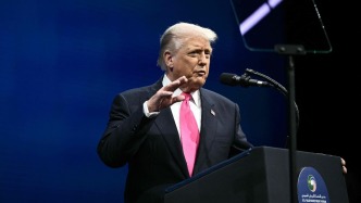 特朗普公開抨擊鮑威爾：有精神病還無能，真想立刻炒你魷魚